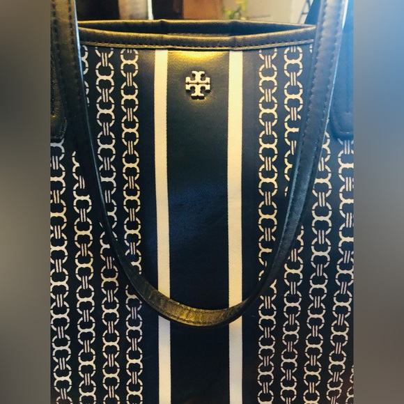 Tory Burch chain link black & white large tote bag. - Picture 2 of 5